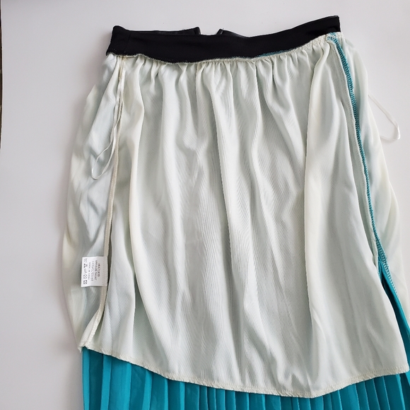 Missguided Two Ton Pleated Skirt w/ Thigh Slit, 8 - Picture 6 of 8